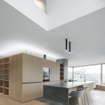 Moderná geometrická drevvená kuchyňa v otvorenom priestore domu