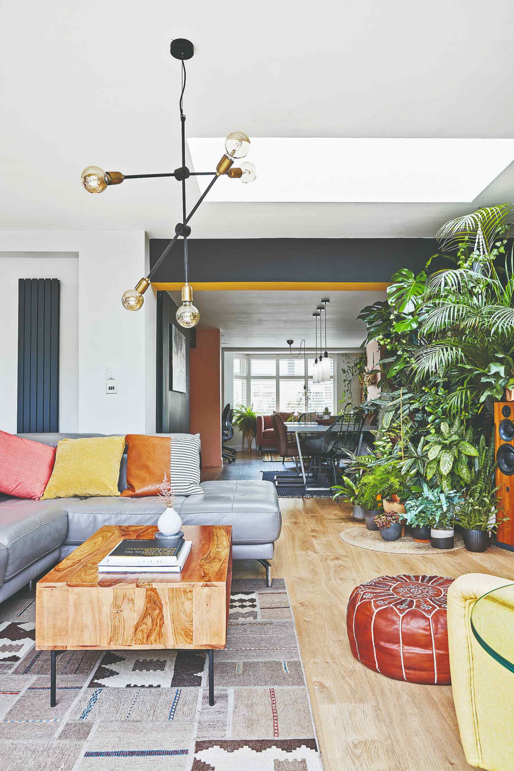 Eklektický štýl. Tak by sme v skratke mohli pomenovať dizajn tohto domu. Nájdete tu prvky retro i boho štýlu, ale aj trendový urban jungle. Rôzne farby, vzory a materiály, zaujímavo nakombinované do originálneho a kompaktného výsledku.
