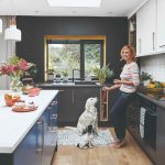 Čierna kuchyňa so žltým oknom ženou a psom
