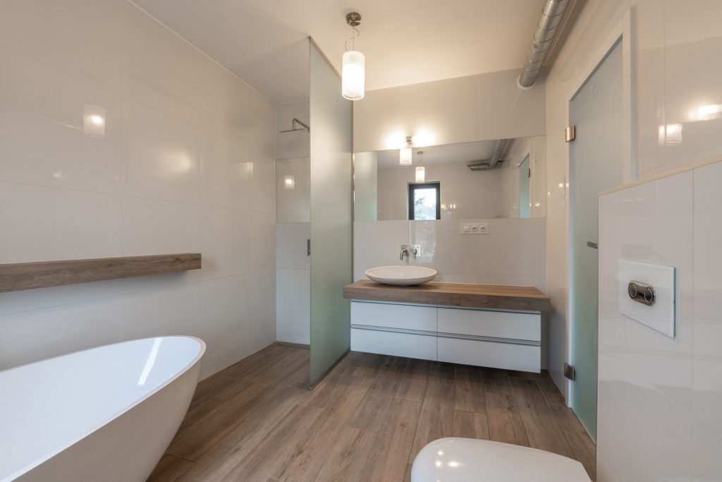 Moderná bielodrevená kúpeľňa v dome