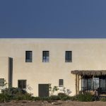 Rozsiahla netradičná kamenná novostavba v oáze v púšti Negev