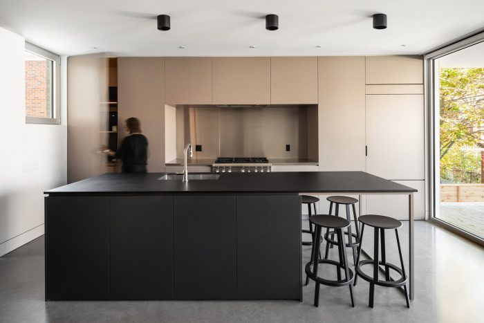 Moderný dvojpodlažný tradičný kanadský rodinný dom s minimalistickým interiérom 