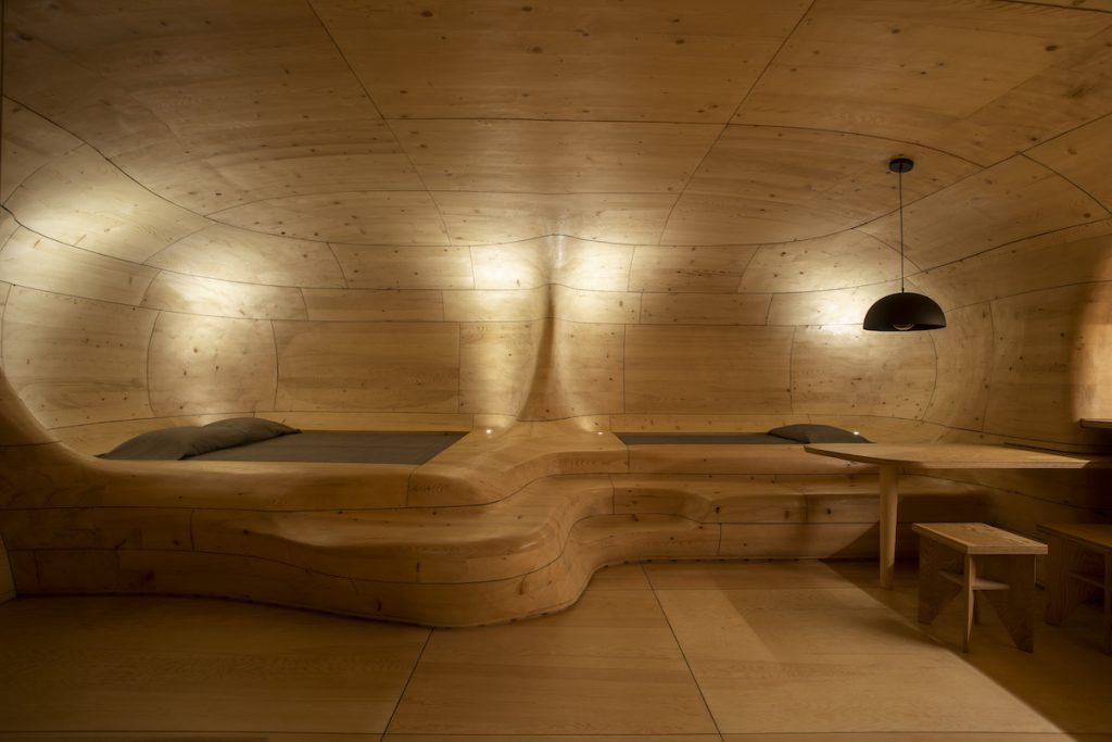 Unikátny drevený interiér v tvare jaskyne s plnohodnotným bývaním