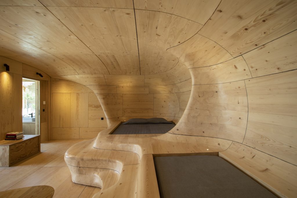 Unikátny drevený interiér v tvare jaskyne s plnohodnotným bývaním