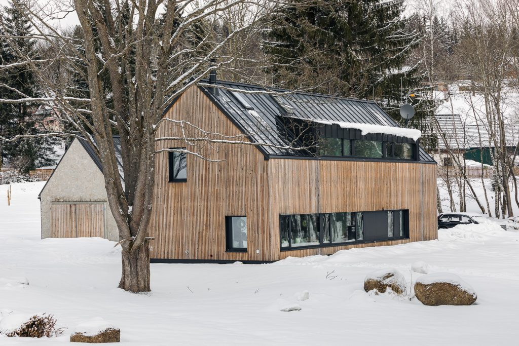 Moderný rodinný dom so stodolou v Jizerských Horách v zime