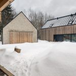 Moderný rodinný dom so stodolou v Jizerských Horách v zime