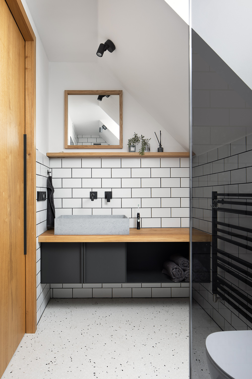 Čiernobielo drevená moderná kúpeľňa v horskom dome