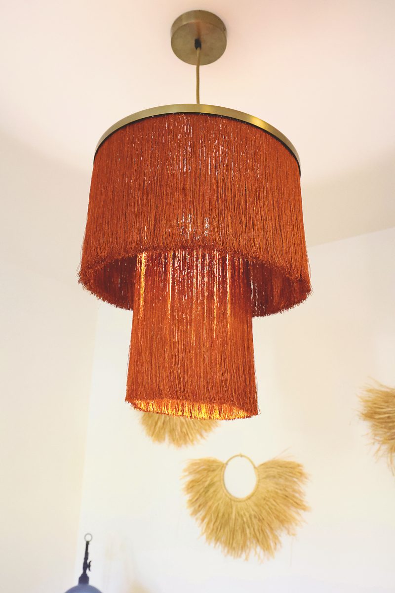 Na počiatku bolo svetlo. Respektíve lampa od dánskej značky Madam Stoltz, ktorá určila štýl zariadenia aj farebnosť celého bytu. Výrazný strapcový luster dnes visí nad konferenčným stolíkom a je dominantou obývačky.