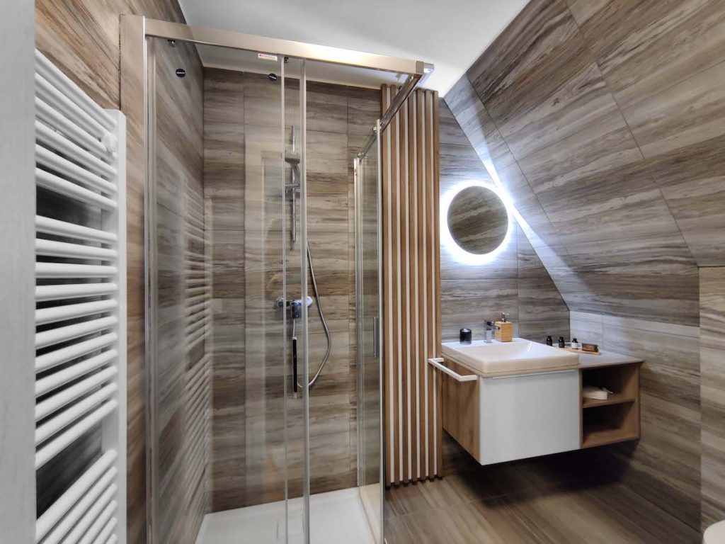Hnedá prírodná kúpeľňa s mramorom