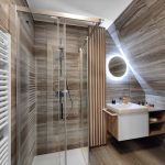 Hnedá prírodná kúpeľňa s mramorom