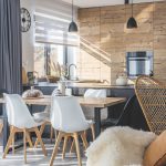 Sivohnedá prírodná obývačka s jedálňou kuchyňou