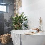 Prírodná kúpeľňa s voľne stojacou vaňou