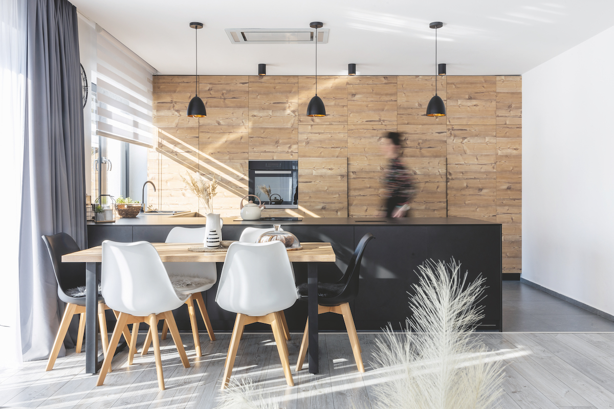 V pôvodnom projekte domu bola v kuchyni aj špajza. Majiteľom sa však nepozdávali v otvorenom priestore zbytočné priečky a dvere, preto uvítali nápad architekta umiestniť špajzu priamo do linky. V pravej časti sú dvere, za ktorými je pomerne veľkorysý priestor na uskladnenie potravín aj kotla, a výhodou je i malé okienko na vetranie.