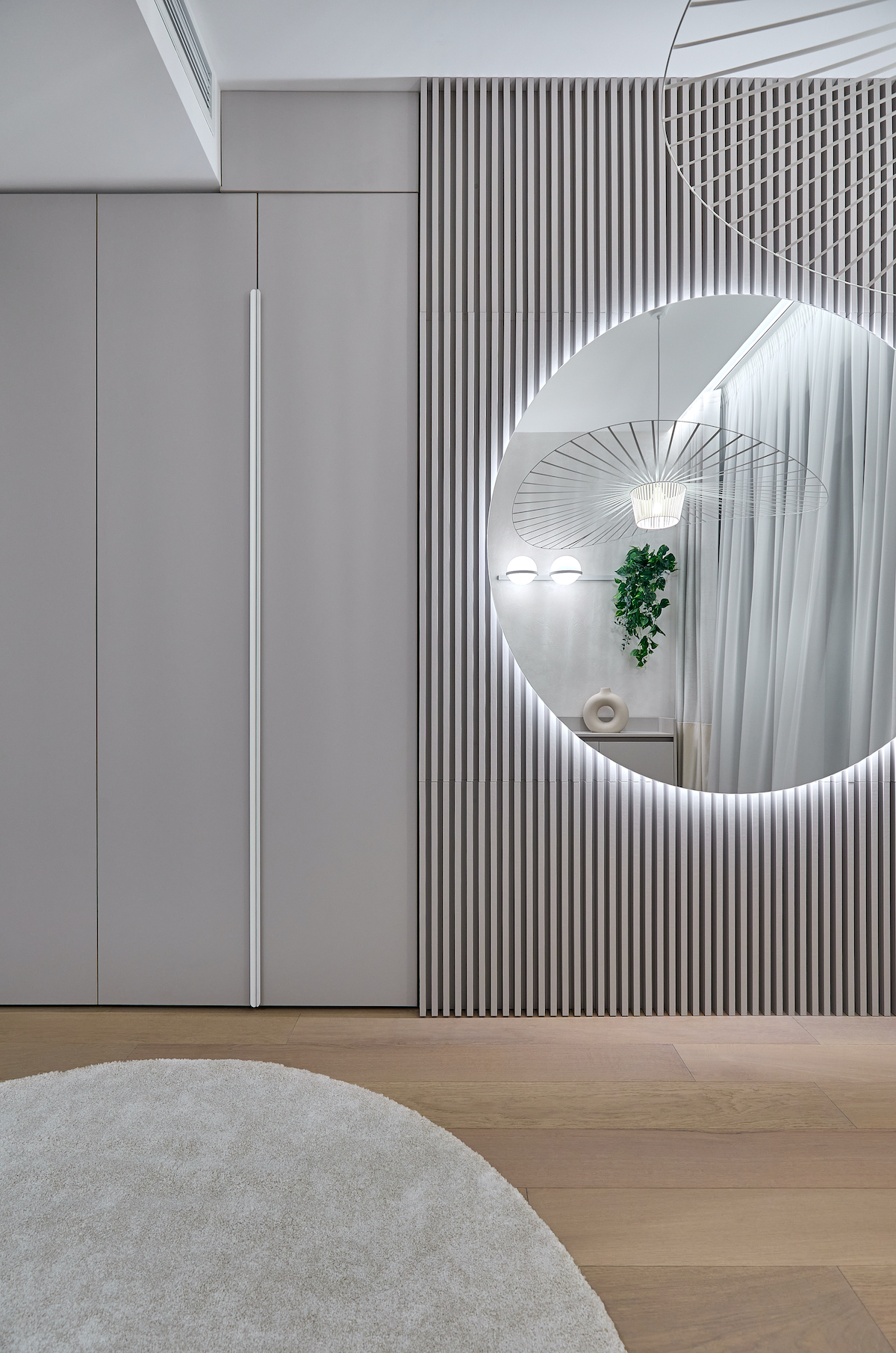 Moderná dizajnová spálňa s veľkým zrkadlom v béžových odtieňoch