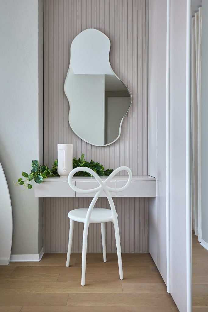 Dizajnové zrkadlo nad stolíkom v spálni