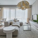 Moderná dizajnová obývačka s jedálňou v béžových odtieňoch