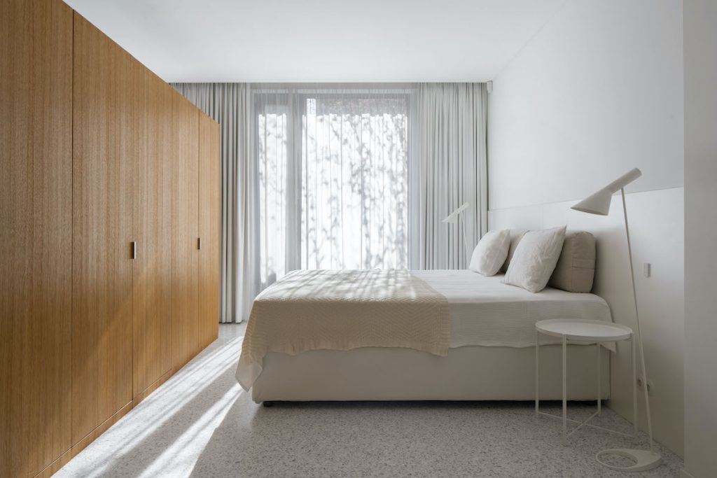 Minimalistický moderný byt s drevom a meďou