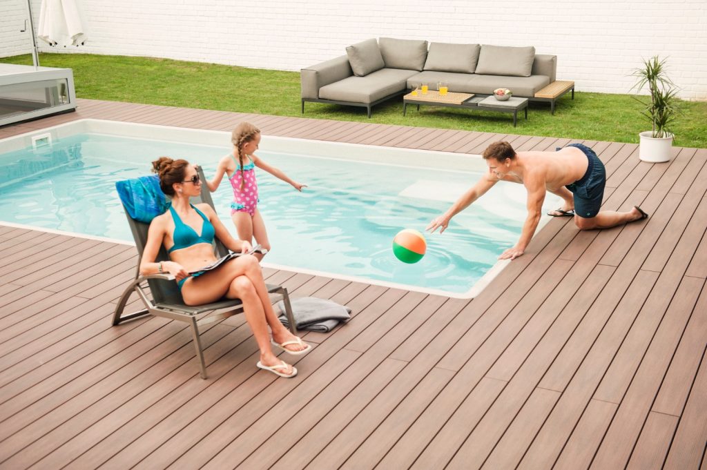 Rodina pri bazéne na terase