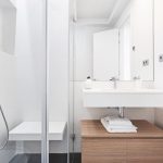 Biela kúpeľňa s drevenou skrinkou