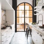 Úzka obojstranná kuchyňa s veľkým oblúkovým oknom