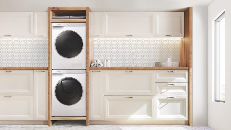 Prná práčka a sušička v technikej modernej miestnosti