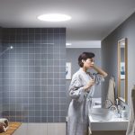 Žena v kúpeľni so svetlovodom