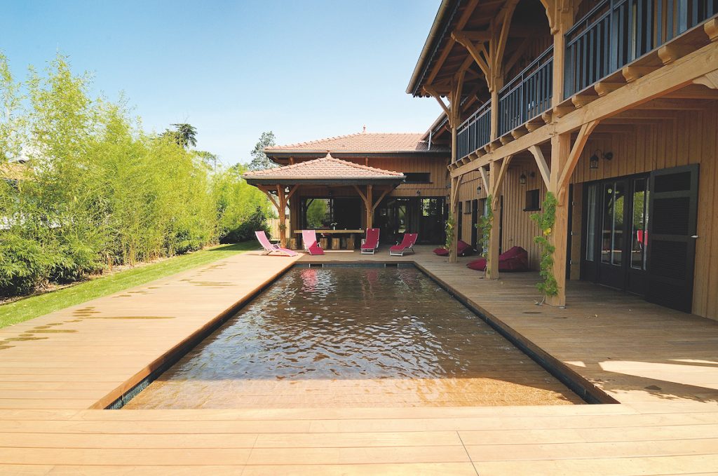 bazén pred dreveným tatranským veľkým domom