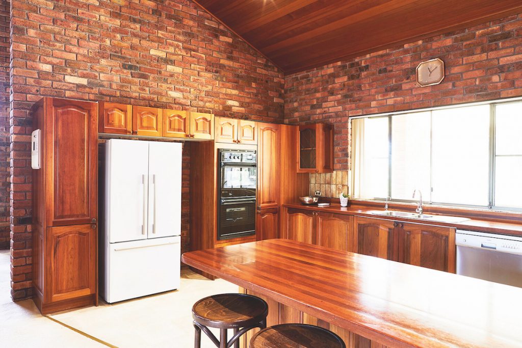 Renovácia zastaranej drevenej kuchyne v Austrálií
