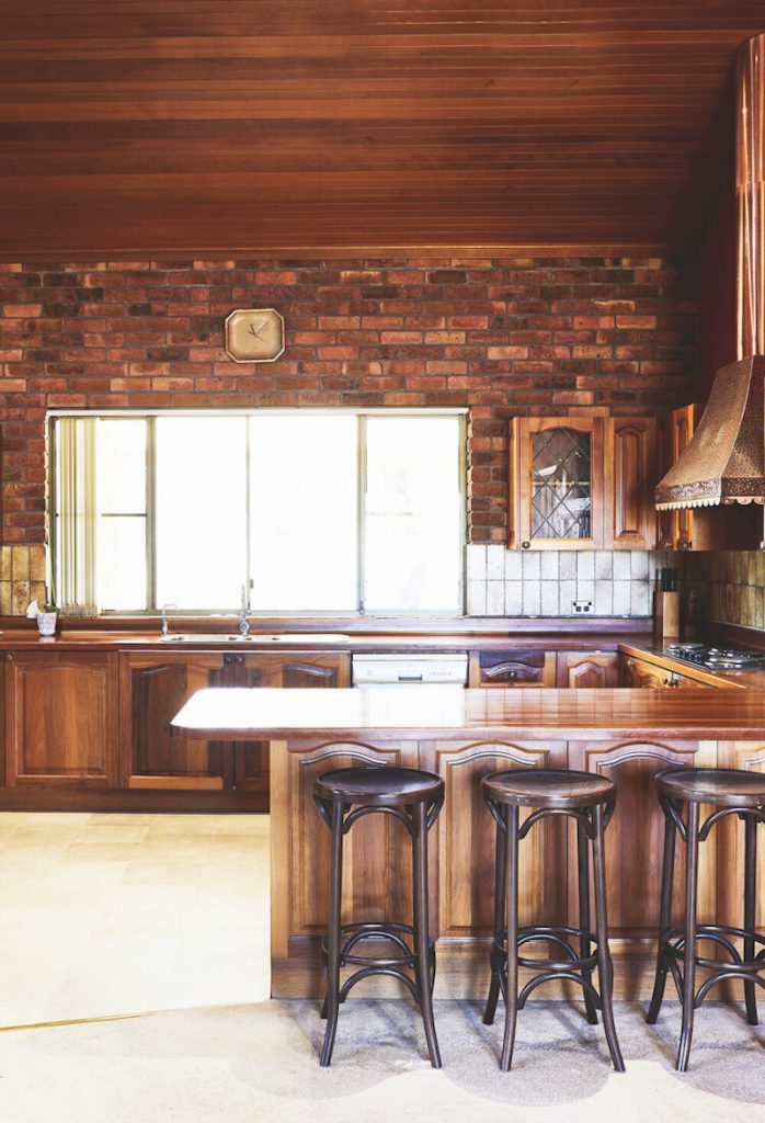 Renovácia zastaranej drevenej kuchyne v Austrálií