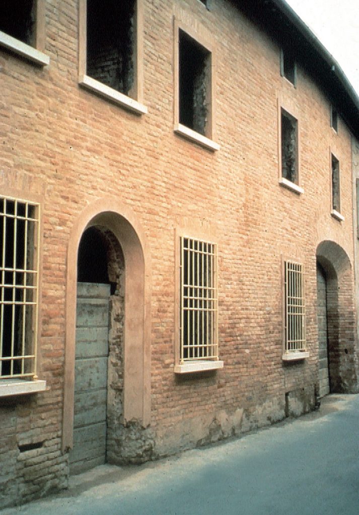 stará historická budova s vlhkým múrom