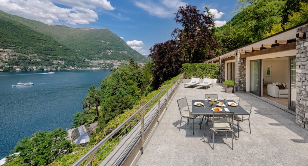 Kaldewei sa sťahuje ku Comskému jazeru – Studio Reveria vybavilo luxusné kúpeľne objektu Villa della Quercia vaňami Meisterstück Classic Duo Oval