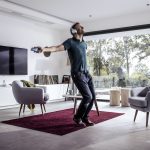 Muž so slúchadlami tancuje v obývačke