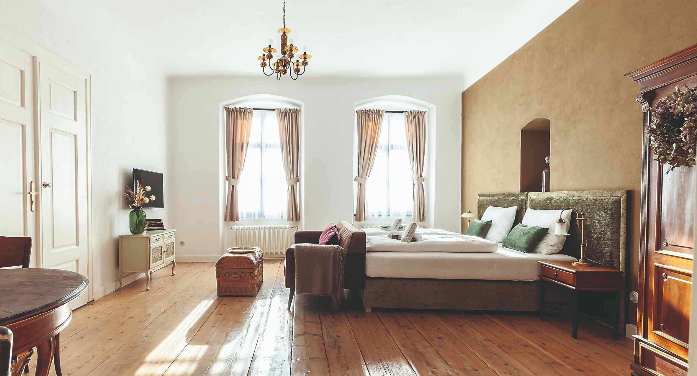 Čo priestor, to originál. Každý zo štyroch apartmánov má trochu inú dispozíciu a je zariadený v odlišnom štýle aj odlišnej farebnosti. Miestnosti pritom ponúkajú nielen veľkorysú plochu, ale aj vybavenie a detaily, ktoré na jednej strane vzdávajú hold histórii a na druhej sa neboja súčasných trendov.