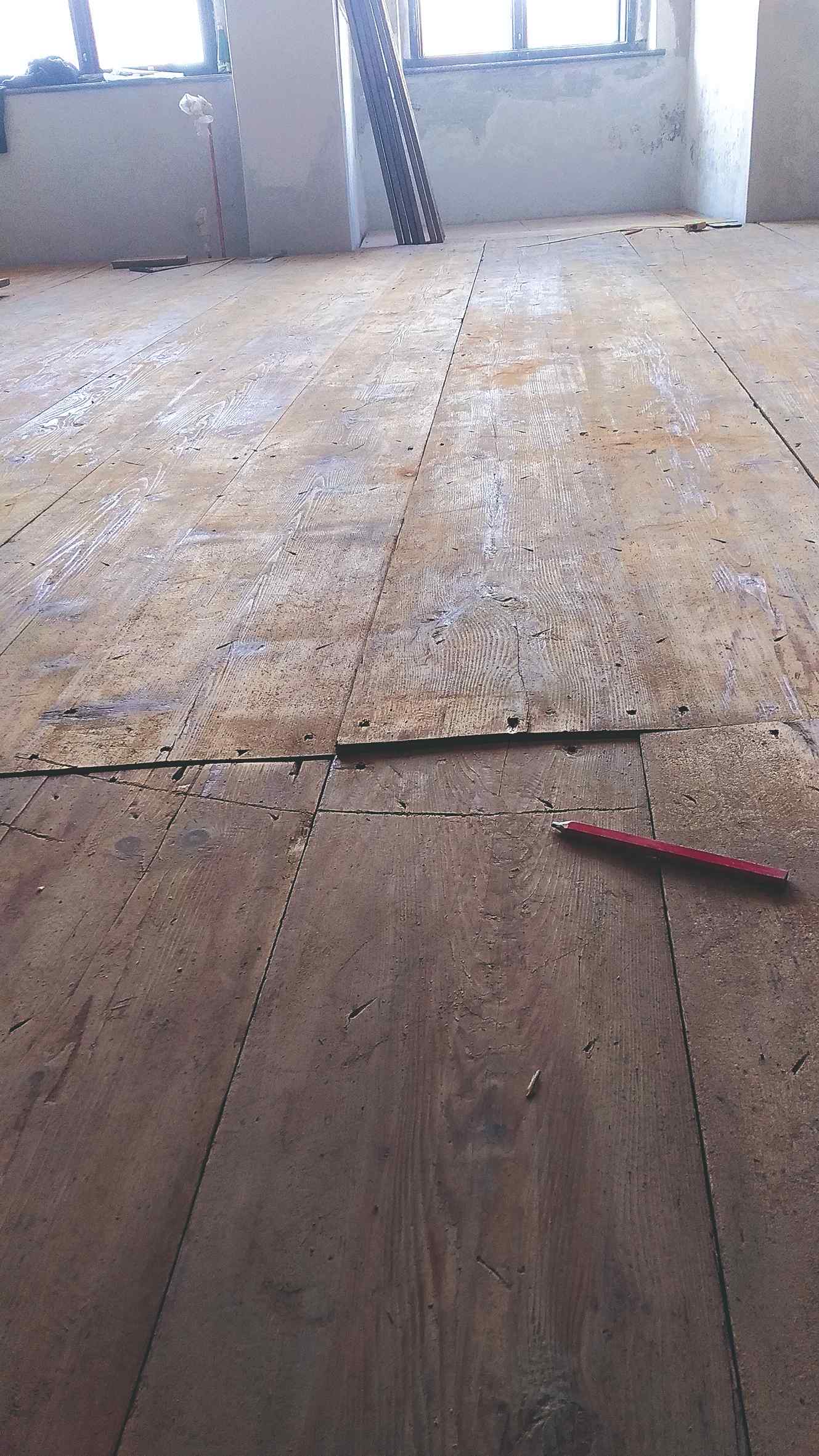 Pôvodné podlahy rozobrali a preniesli na druhú stranu domu, kde sa čistili a upravovali. Následne vyniesli zásypový materiál, ktorý bol pod podlahou, a nahradili ho vrstvami novej podlahy – izoláciou a podkladom, na ktorý potom podľa fotografií a číslovania znova uložili staré drevené dosky. 