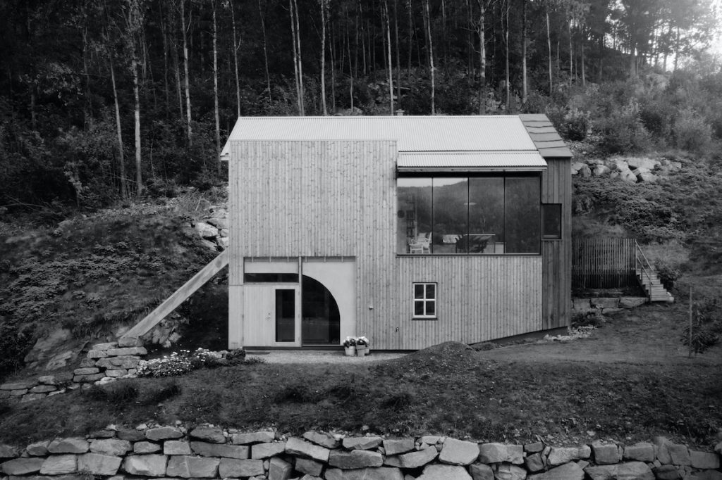 Dvojpodlažná chata pri zálive v Nórsku vo vidieckej lokálnej architektúre