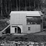 Dvojpodlažná chata pri zálive v Nórsku vo vidieckej lokálnej architektúre