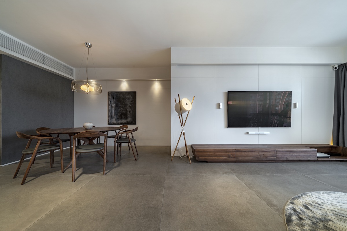 Moderná obývačka v japonskomv štýle s dizajnovými drevenými stoličkami