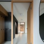 Rekonštruovaný radový dom minimalistická chodba