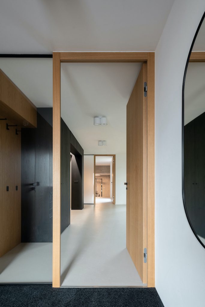 Rekonštruovaný radový dom minimalistická chodba