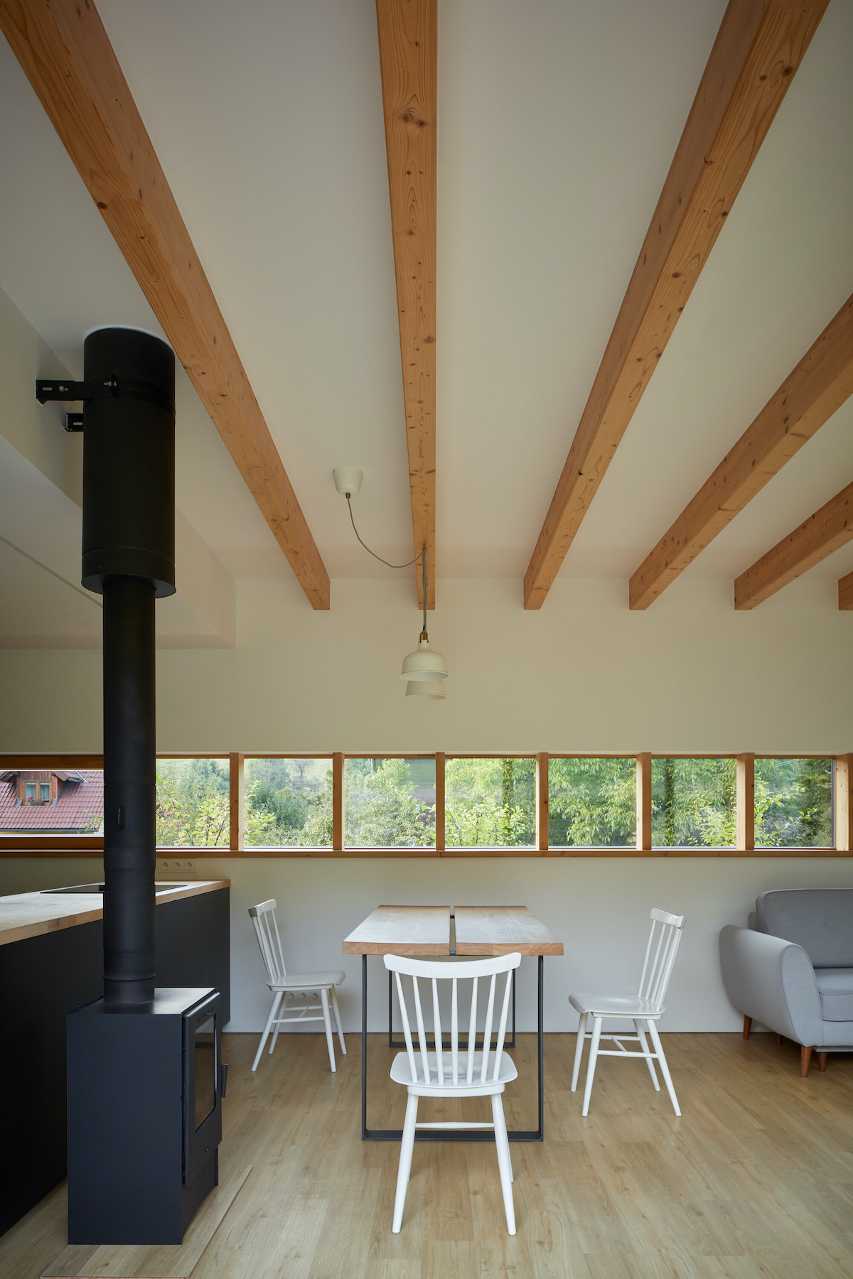 Moderný bielodrevený vzdušný prírodný interiér domu
