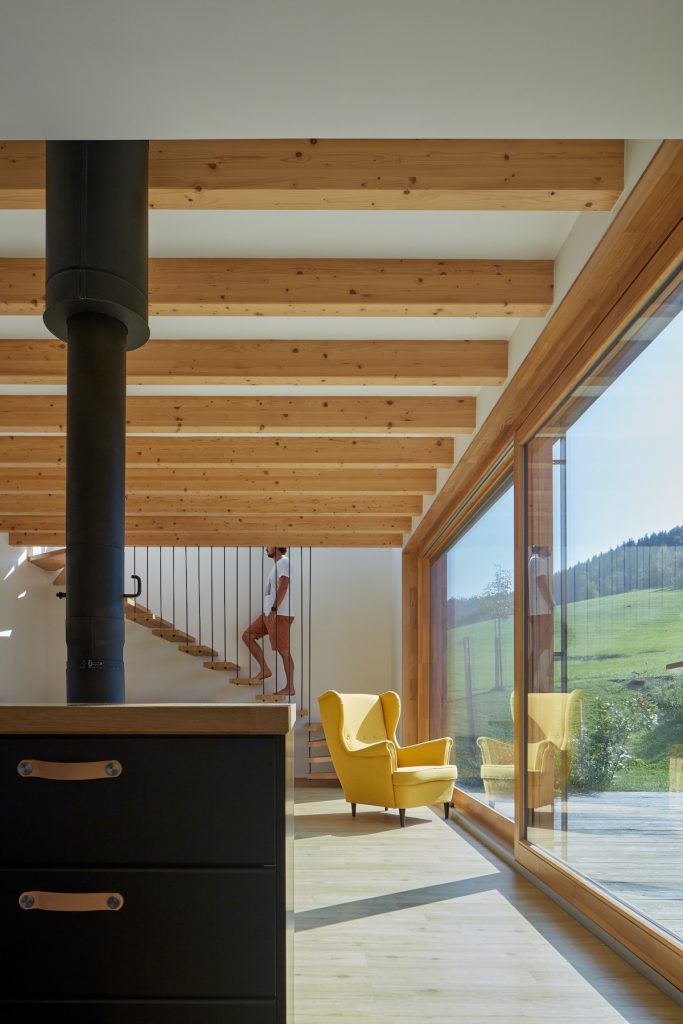 Moderný bielodrevený vzdušný prírodný interiér domu