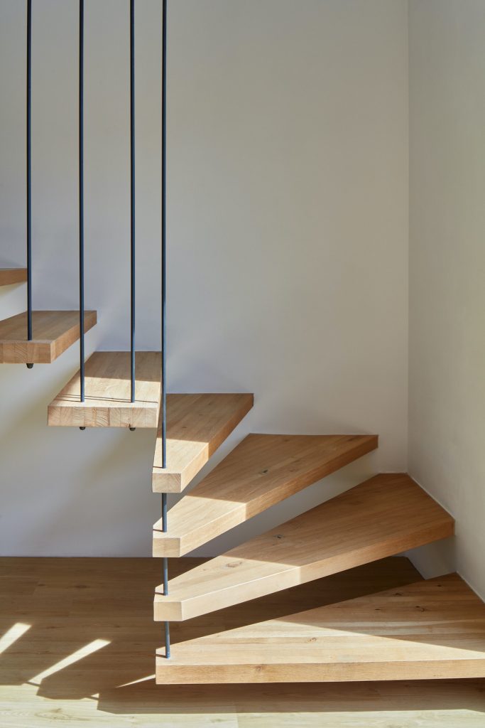 drevené schodisko s kovovými držiakmi