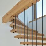 drevené schodisko s kovovými držiakmi
