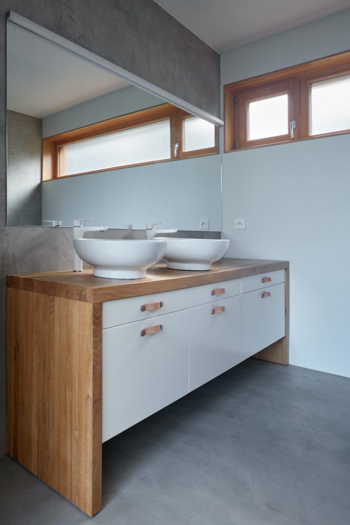 Moderná bielodrevená časť kúpeľne s dvoma umývadlami