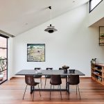 Dreveno kovová moderná minimalistická kuchyňa s otvorenými policami a jedálňou