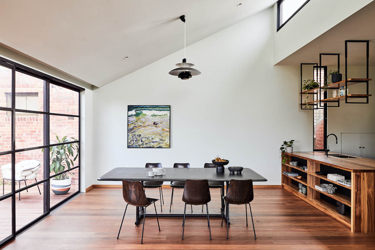 Dreveno kovová moderná minimalistická kuchyňa s otvorenými policami a jedálňou