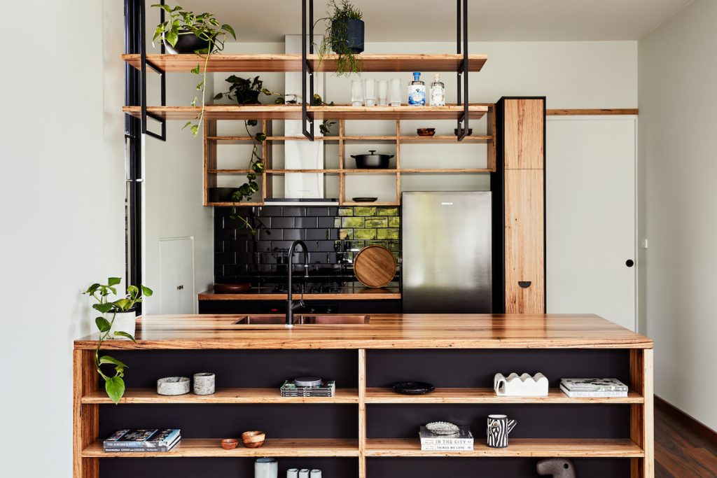 Dreveno kovová moderná minimalistická kuchyňa s otvorenými policami