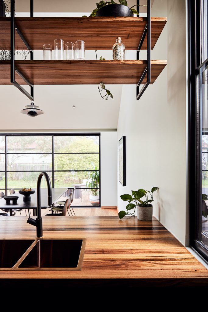 Dreveno kovová moderná minimalistická kuchyňa s otvorenými policami