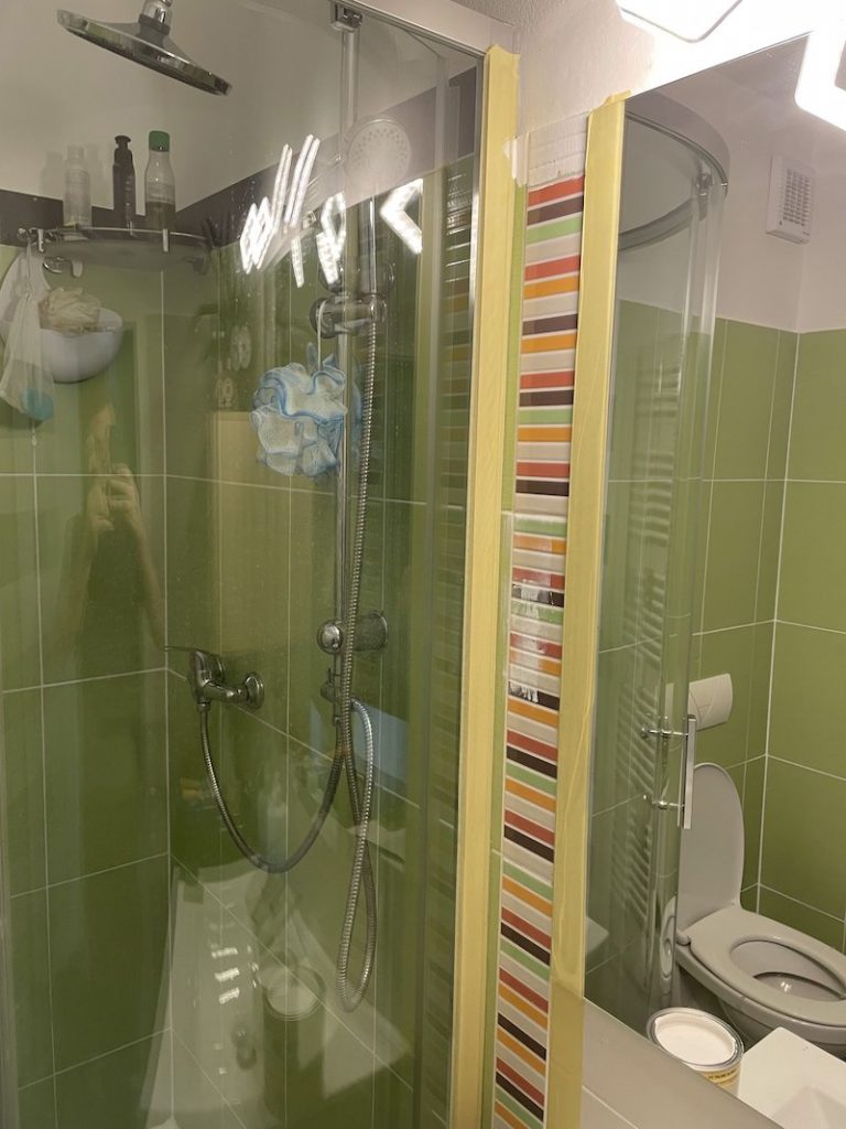 Paneláková zelená kúpeľňa so sprchovým kútom
