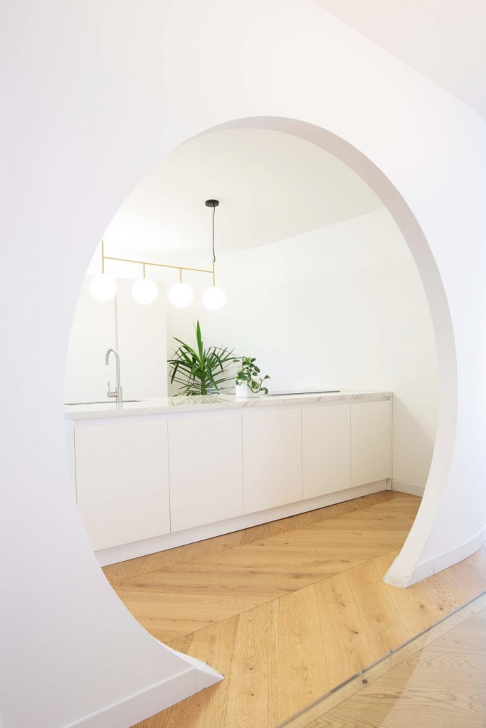 Zrekonštruovaný moderný mezonetový byt s mramorom a kruhom v stene